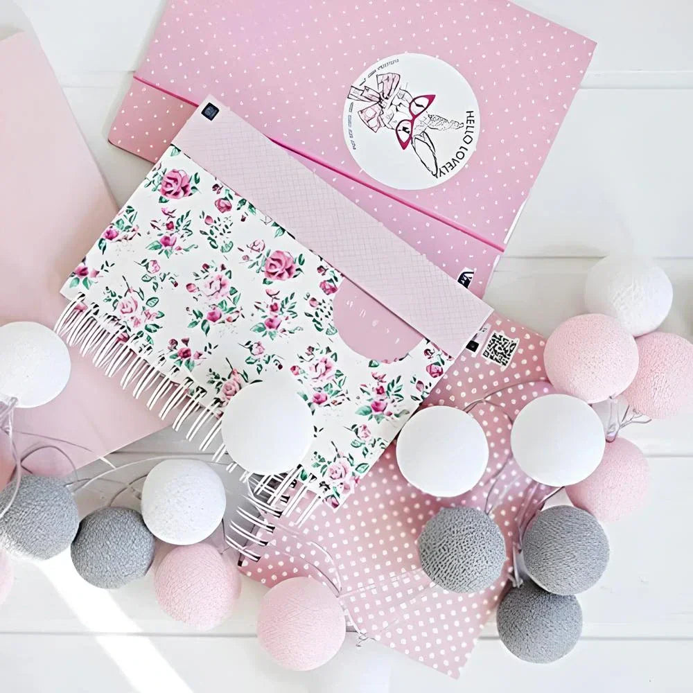 "Bunte LED Kugellichterkette mit Baumwollkugeln in verschiedenen Farben, schafft gemütliches Ambiente im Haus."