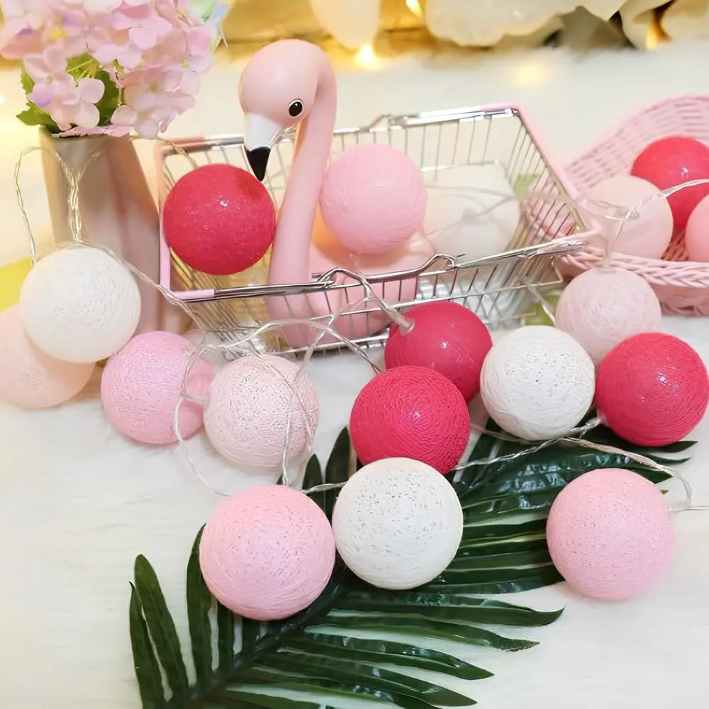 "Bunte LED Kugellichterkette mit Baumwollkugeln in verschiedenen Farben, schafft gemütliches Ambiente im Haus."