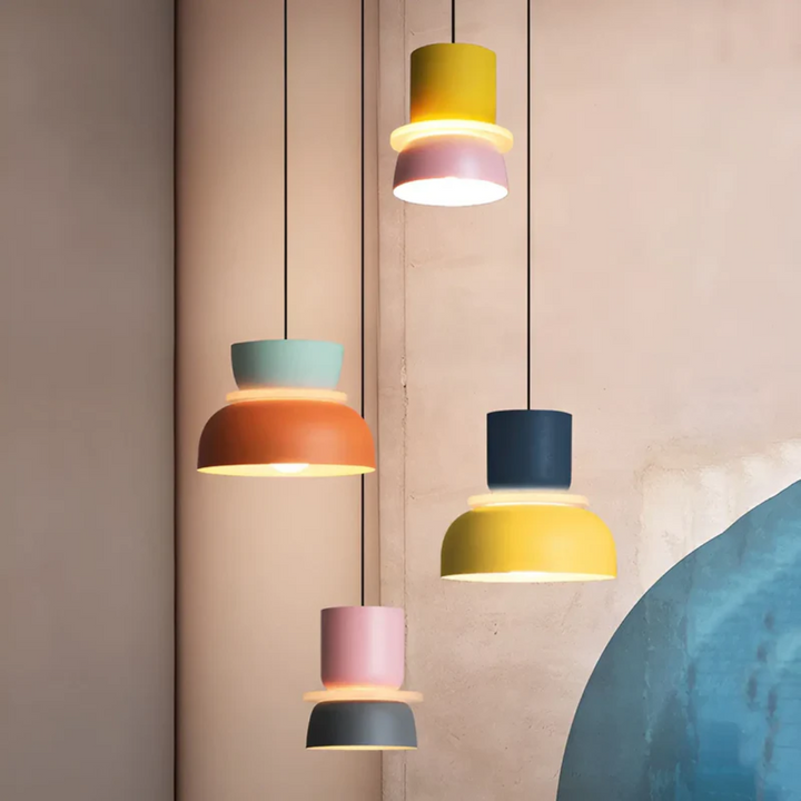 "Bunte Macaron LED Pendelleuchte: Farbige, energiesparende Deckenlampe aus Metall, ideal für moderne Wohnräume."