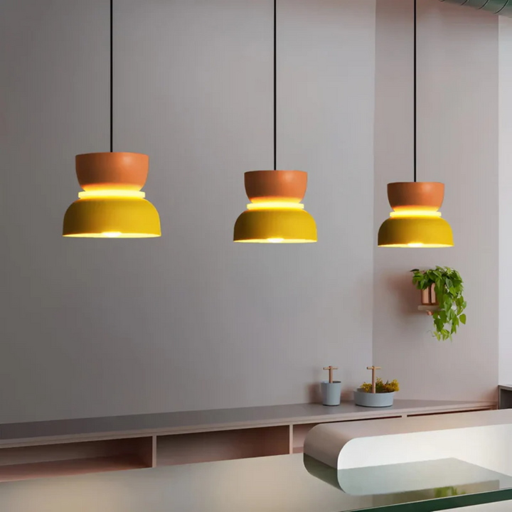 "Bunte Macaron LED Pendelleuchte: Farbige, energiesparende Deckenlampe aus Metall, ideal für moderne Wohnräume."