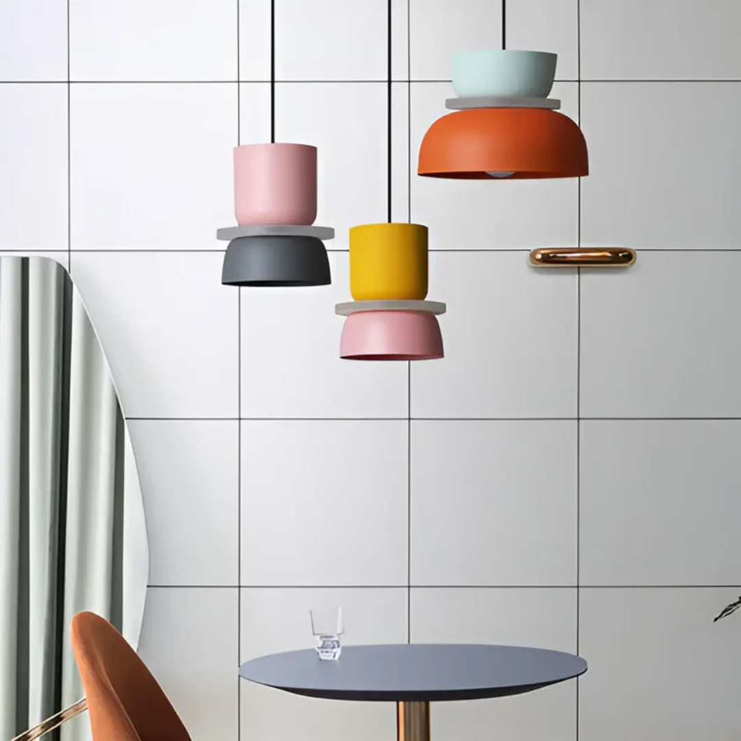 "Bunte Macaron LED Pendelleuchte: Farbige, energiesparende Deckenlampe aus Metall, ideal für moderne Wohnräume."
