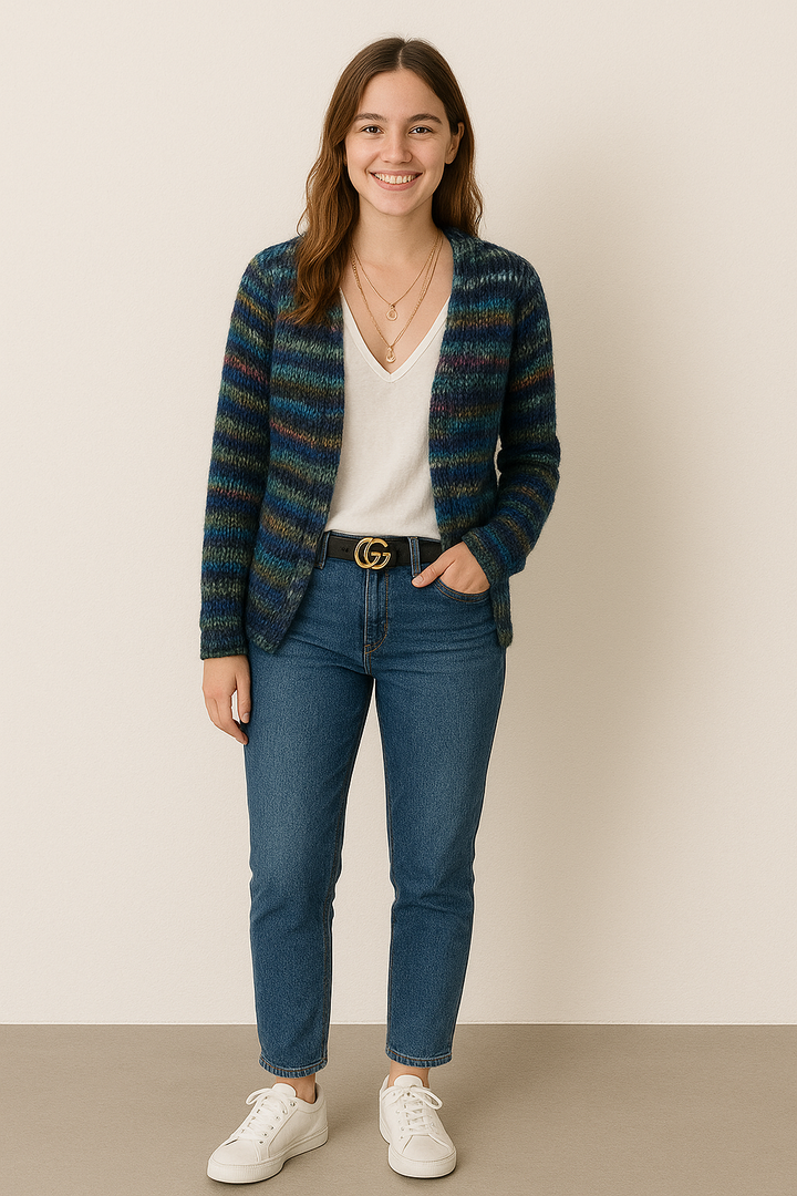 Bunte, warme Strickjacke; mehrfarbig, weich, stilvoll, ideal für Komfort und fröhlichen Look bei kühlen Temperaturen.