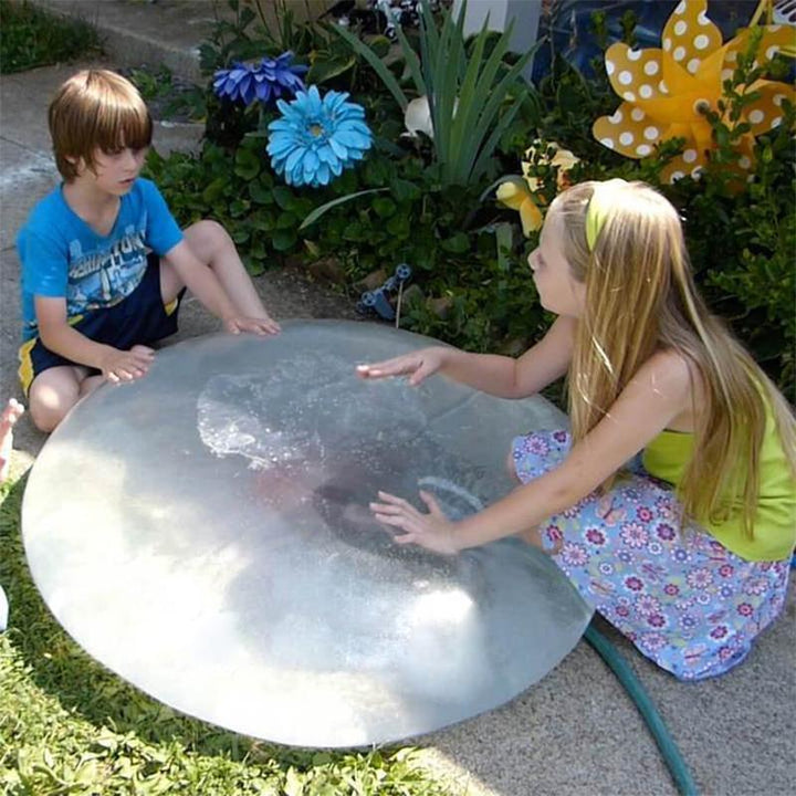 Bunter aufblasbarer Bubble Ball für Kinder, ideal für Wasserspiele, robustes Material; schwimmt auf Wasseroberfläche.