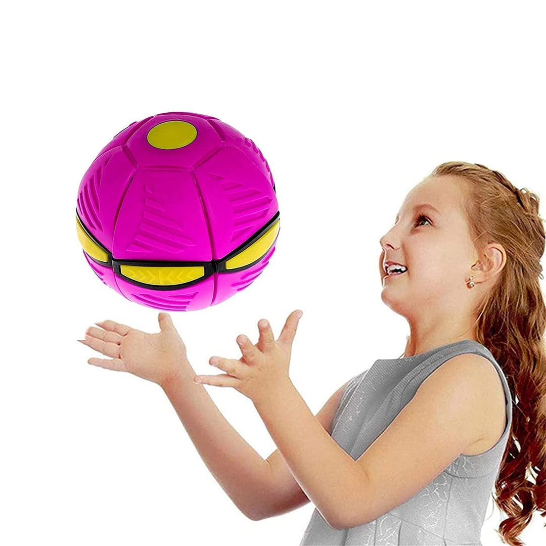 "Bunter Verwandlungsball für Kinder, der sich von einer flachen Scheibe in einen Ball verwandelt, ideal für Outdoorspaß."
