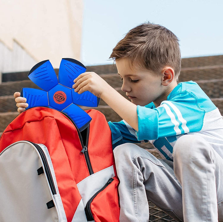 "Bunter Verwandlungsball für Kinder, der sich von einer flachen Scheibe in einen Ball verwandelt, ideal für Outdoorspaß."