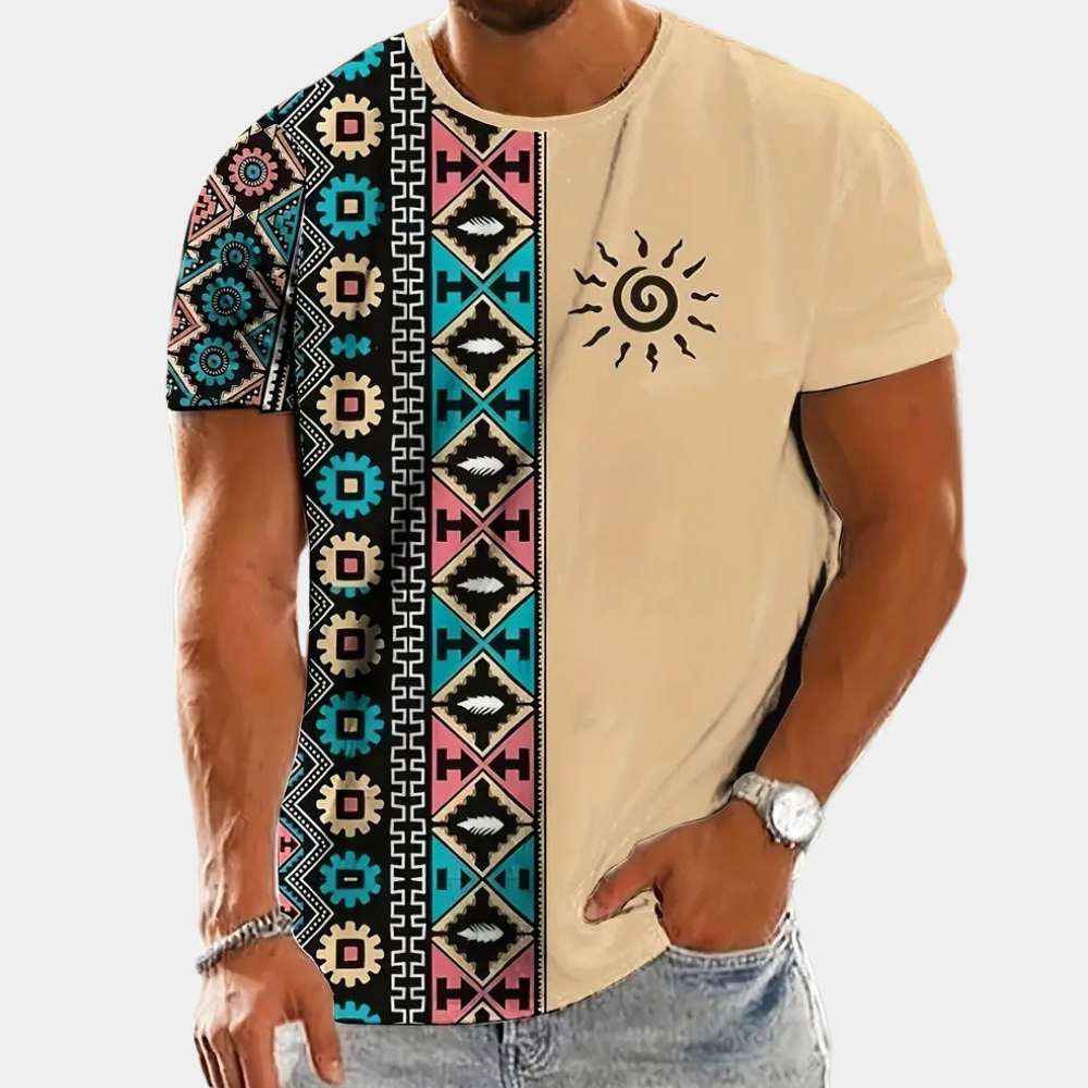 Buntes Herren T-Shirt mit geometrischen Mustern, ideal für den Sommer. Frontalansicht: Farbige Tribalmuster und atmungsaktive