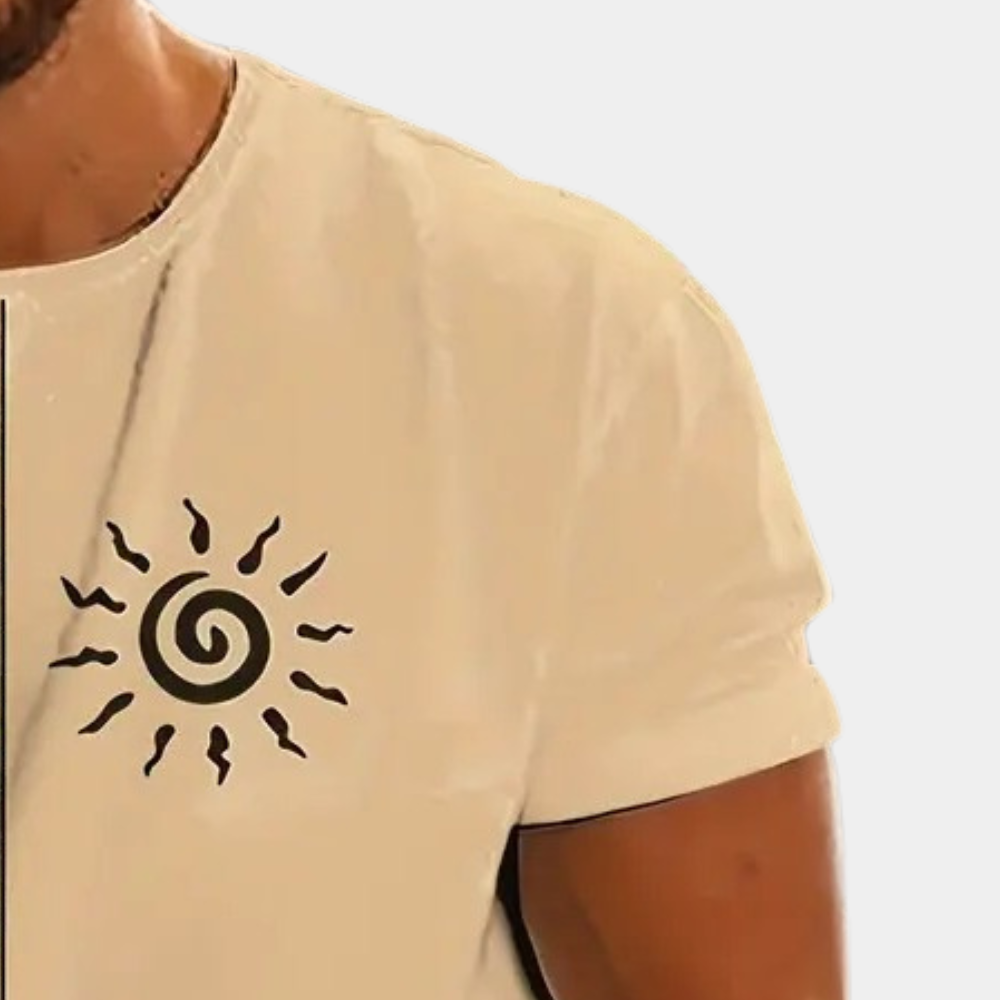 Buntes Herren T-Shirt mit geometrischen Mustern, ideal für den Sommer. Frontalansicht: Farbige Tribalmuster und atmungsaktive