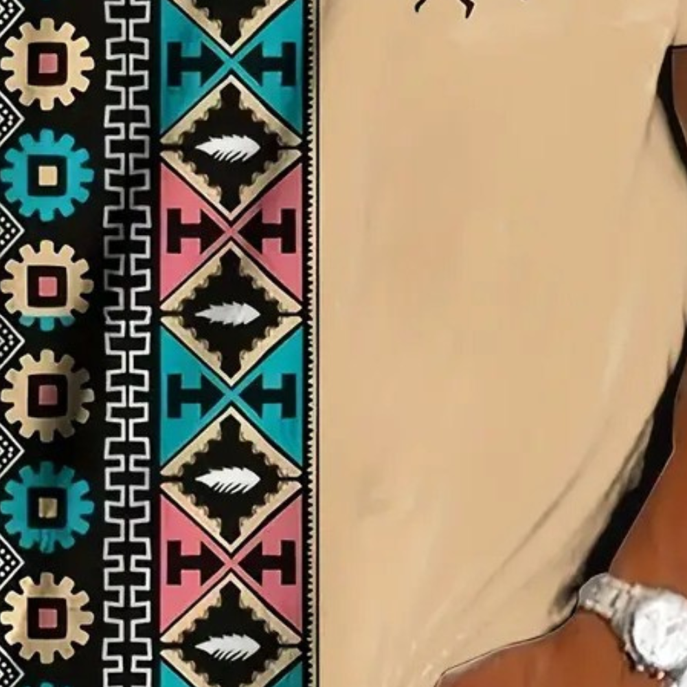 Buntes Herren T-Shirt mit geometrischen Mustern, ideal für den Sommer. Frontalansicht: Farbige Tribalmuster und atmungsaktive