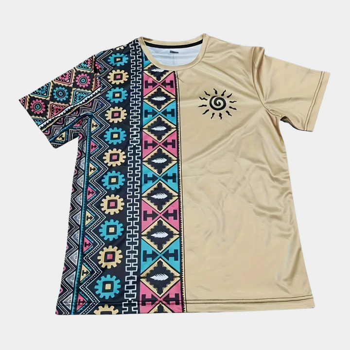 Buntes Herren T-Shirt mit geometrischen Mustern, ideal für den Sommer. Frontalansicht: Farbige Tribalmuster und atmungsaktive