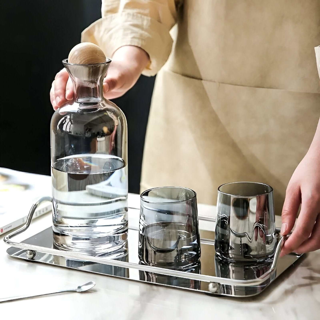 Elegante Glaskaraffe mit Holzdeckel