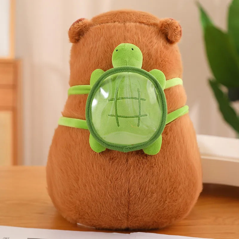 Capybara-Plüschtier mit grünem Schildkröten-Rucksack, braun, mit süßem Gesichtsausdruck, perfekt für Kinderzimmer.