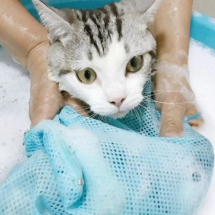 Pet grooming bag with mesh window for cat bathing and stress-free nail clipping, animal welfare