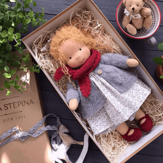 Handgefertigte Waldorf-Kuschelpuppe - Kuschelfreund für Kinder