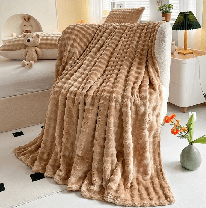 Kuschelige Fleece-Decke mit 3D-Blasenstruktur