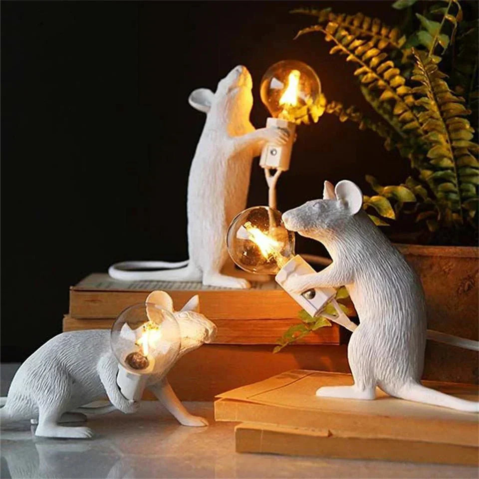 Charmante Art Deco Maus Tischlampe aus Harz, kreative LED-Beleuchtung, verspieltes Design für dekorative Akzente im Raum.
