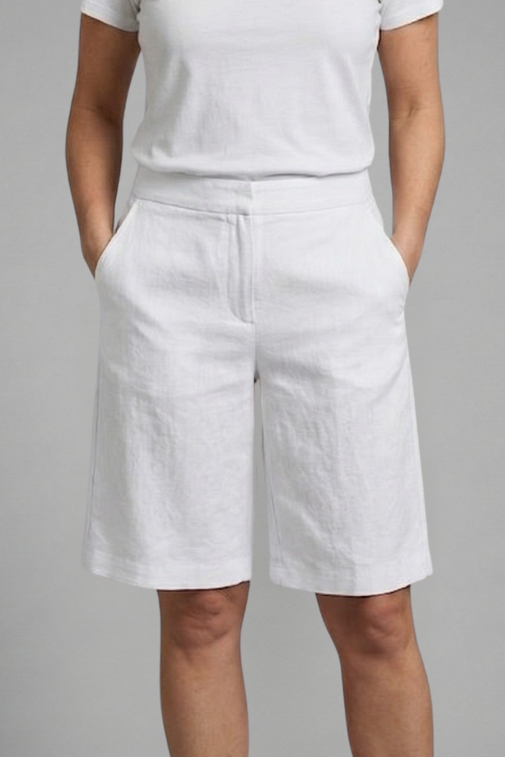 Relaxed fit women's high-waisted shorts in a versatile summer style. Ideal for comfortable everyday fashion.