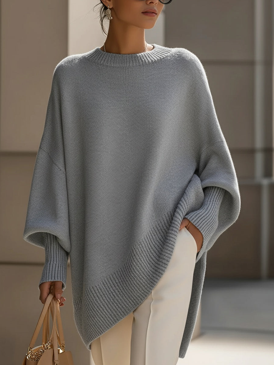 Women's elegant oversized sweater, comfortable and relaxed fit. Perfect for sophisticated everyday wear.