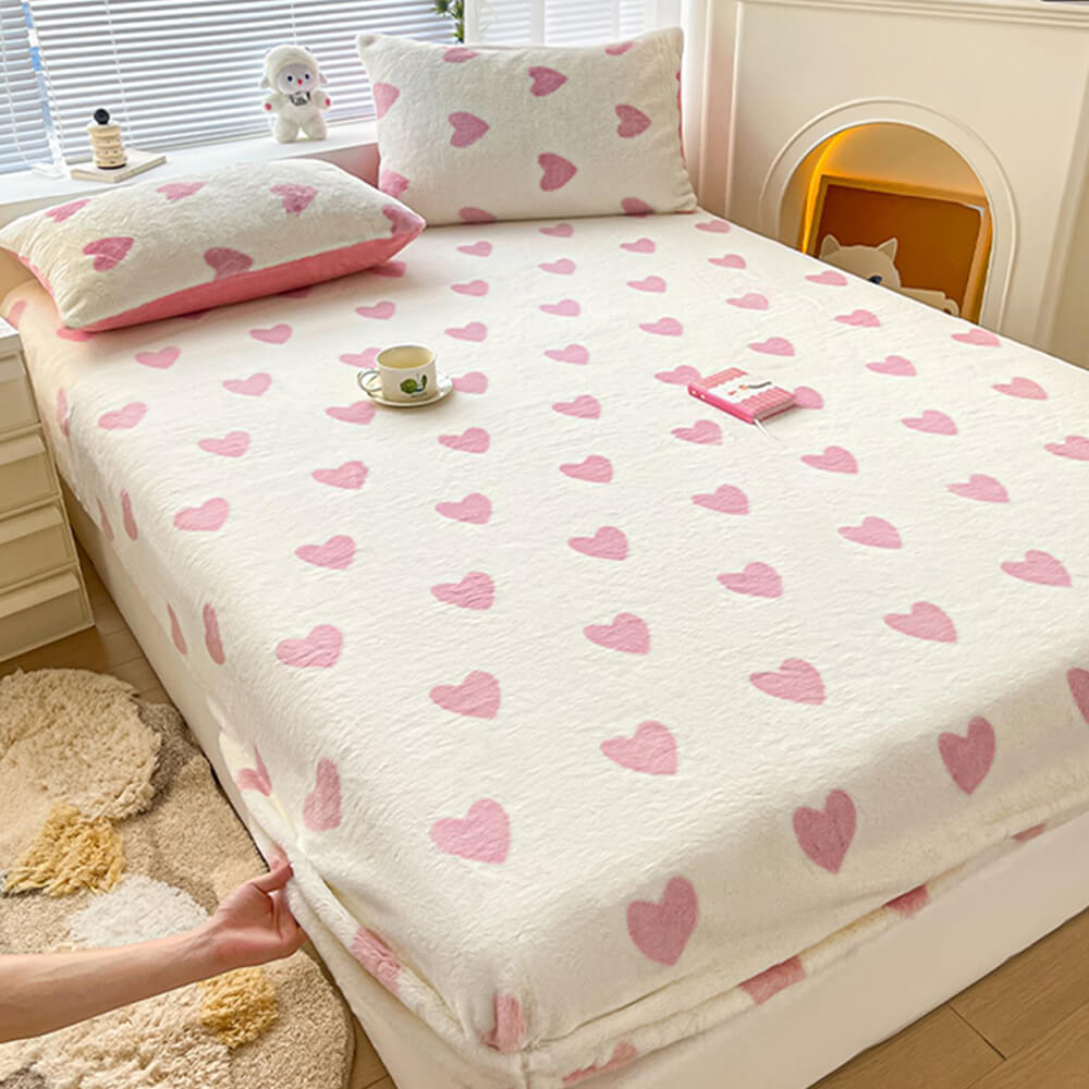 Warm winter comfort with this static-free velvet fitted sheet and pillowcase bedding set