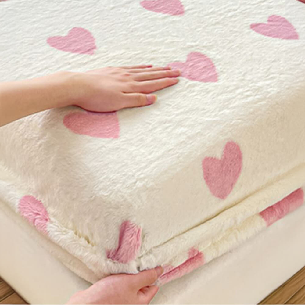 Warm, cozy velvet bedding set, including a fitted sheet and pillowcase, perfect for winter