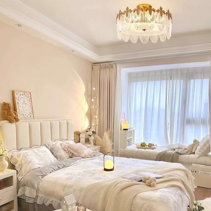 Runder Glaskronleuchter mit dekorativem Muster