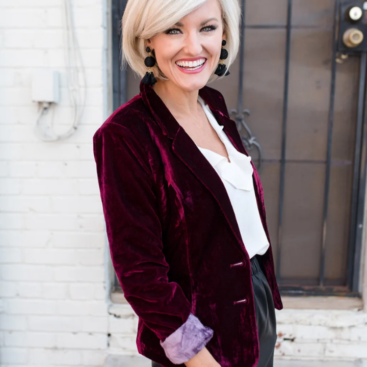 "Damen Blazer beige, elegant, zeitlos, figurbetont, besonders für Business und Abendveranstaltungen geeignet."