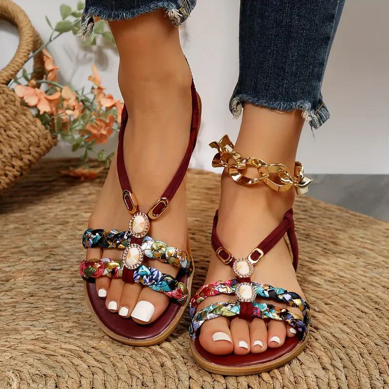 "Damen Boho Sandalen mit elastischen Riemen, flach und bequem, perfekt für Sommer-Outfits in verschiedenen Farben."