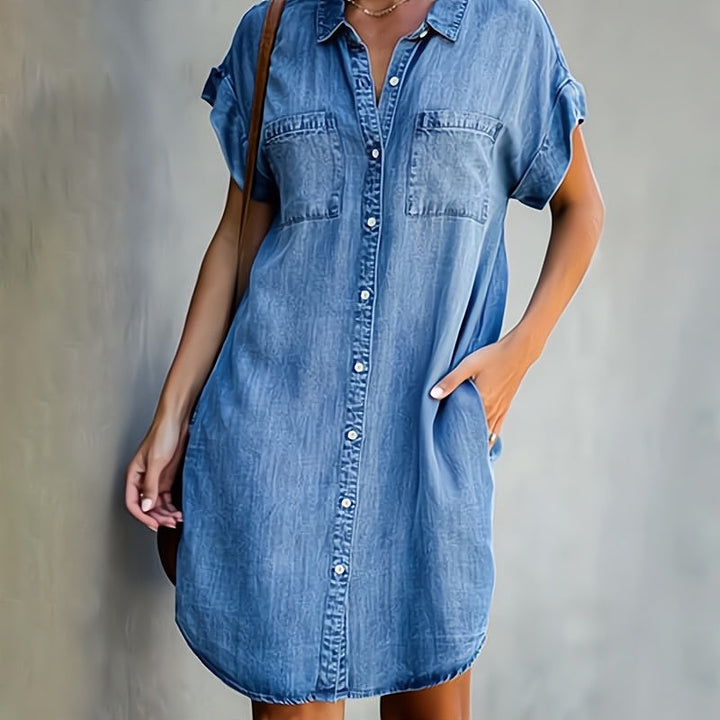 Damen Denim-Kleid kurz, stilvoller Sommerlook, weicher Stoff, einreihiges Design, umklappbarer Kragen, elegant.