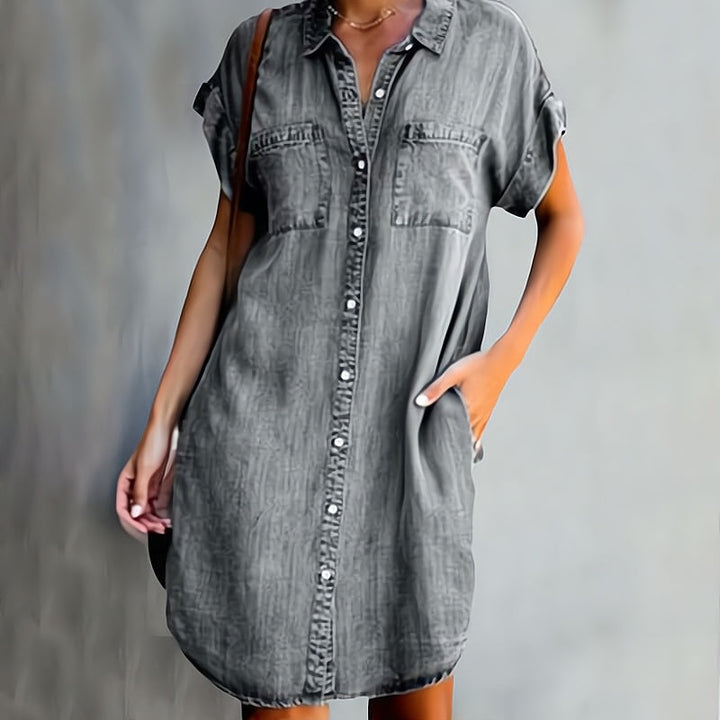 Damen Denim-Kleid kurz, stilvoller Sommerlook, weicher Stoff, einreihiges Design, umklappbarer Kragen, elegant.