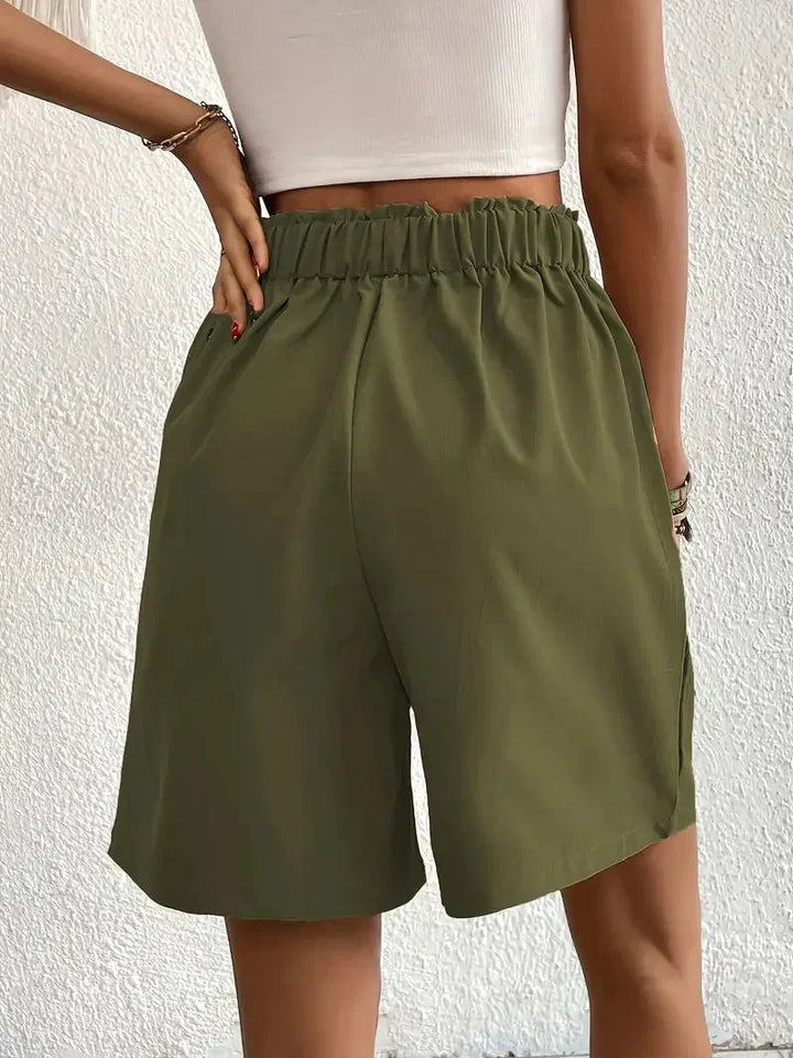 "Damen High Waist Shorts aus Leinen mit schrägen Taschen, elegante Passform, ideal für Sommerkleidung, hintere Ansicht"