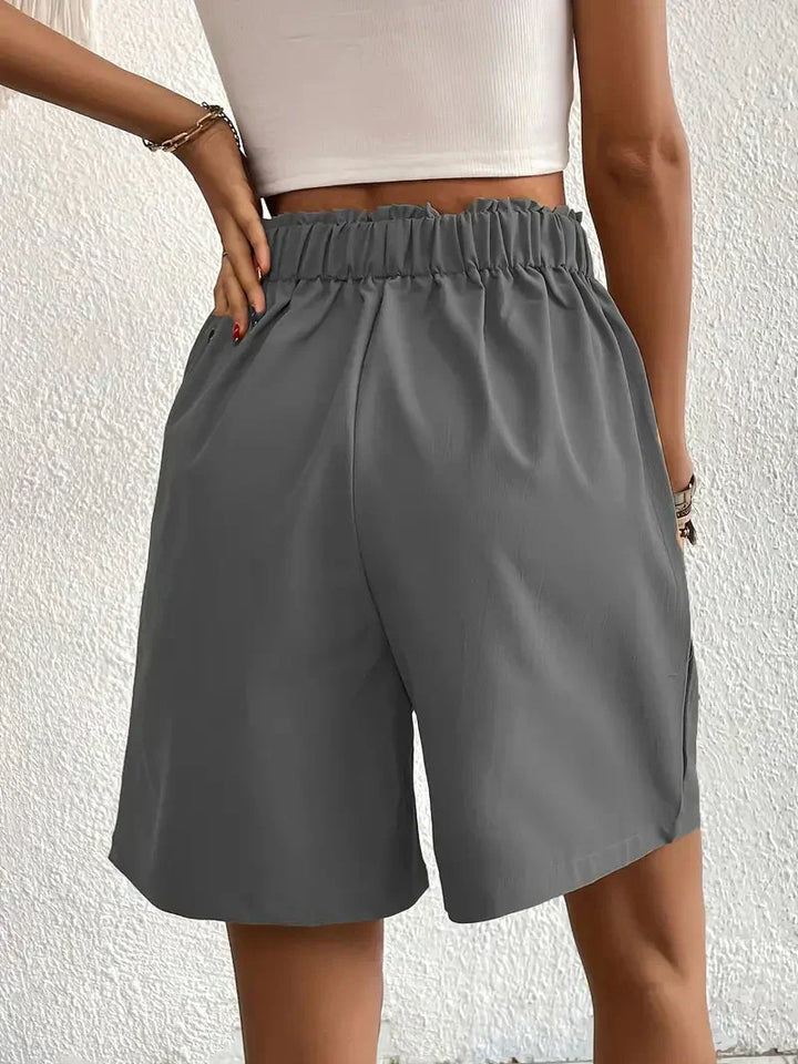 "Damen High Waist Shorts aus Leinen mit schrägen Taschen, elegante Passform, ideal für Sommerkleidung, hintere Ansicht"