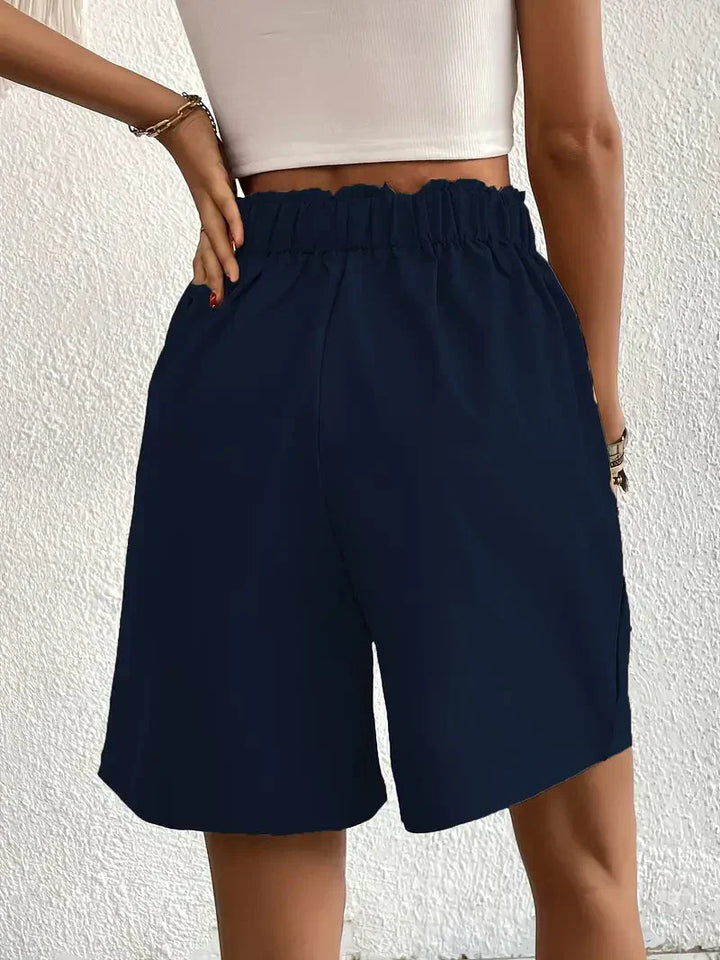 "Damen High Waist Shorts aus Leinen mit schrägen Taschen, elegante Passform, ideal für Sommerkleidung, hintere Ansicht"