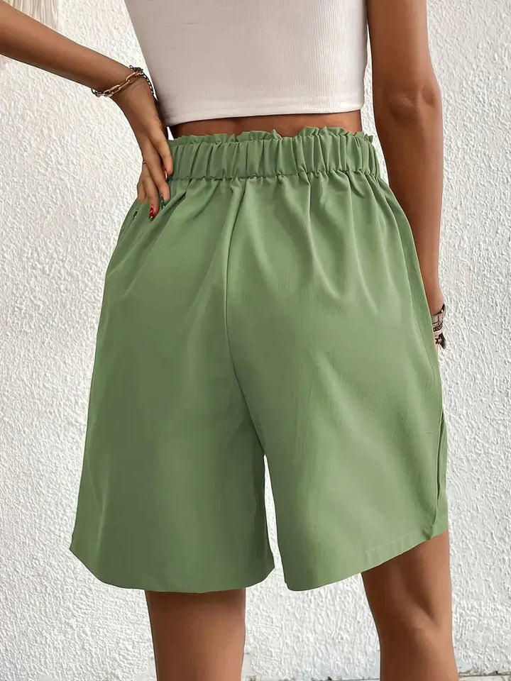 "Damen High Waist Shorts aus Leinen mit schrägen Taschen, elegante Passform, ideal für Sommerkleidung, hintere Ansicht"