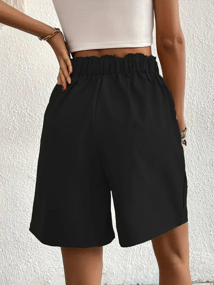 "Damen High Waist Shorts aus Leinen mit schrägen Taschen, elegante Passform, ideal für Sommerkleidung, hintere Ansicht"