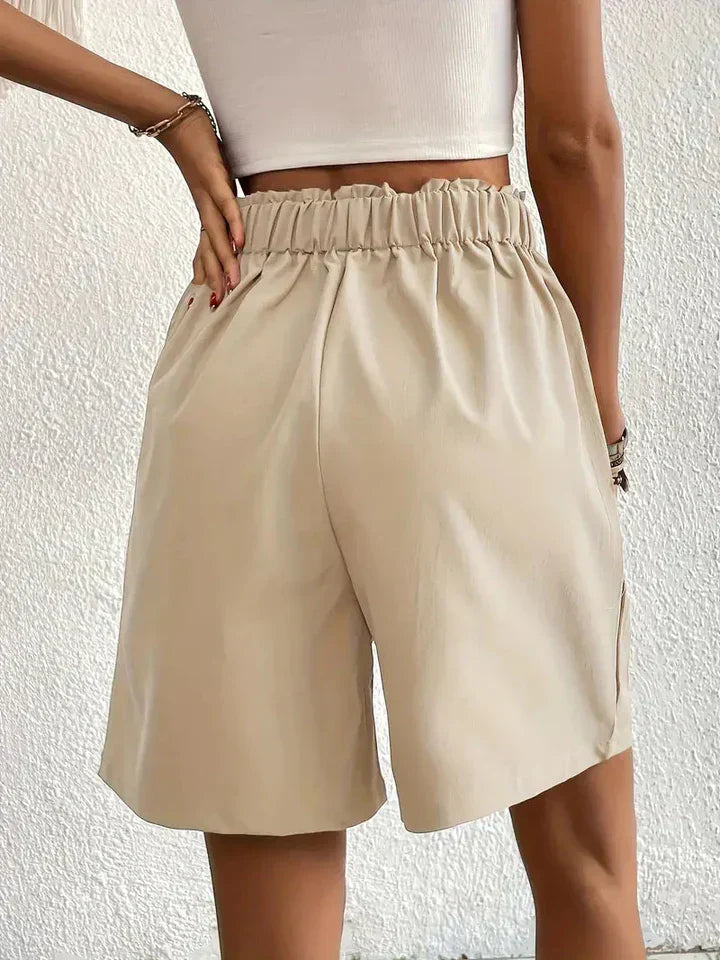 "Damen High Waist Shorts aus Leinen mit schrägen Taschen, elegante Passform, ideal für Sommerkleidung, hintere Ansicht"