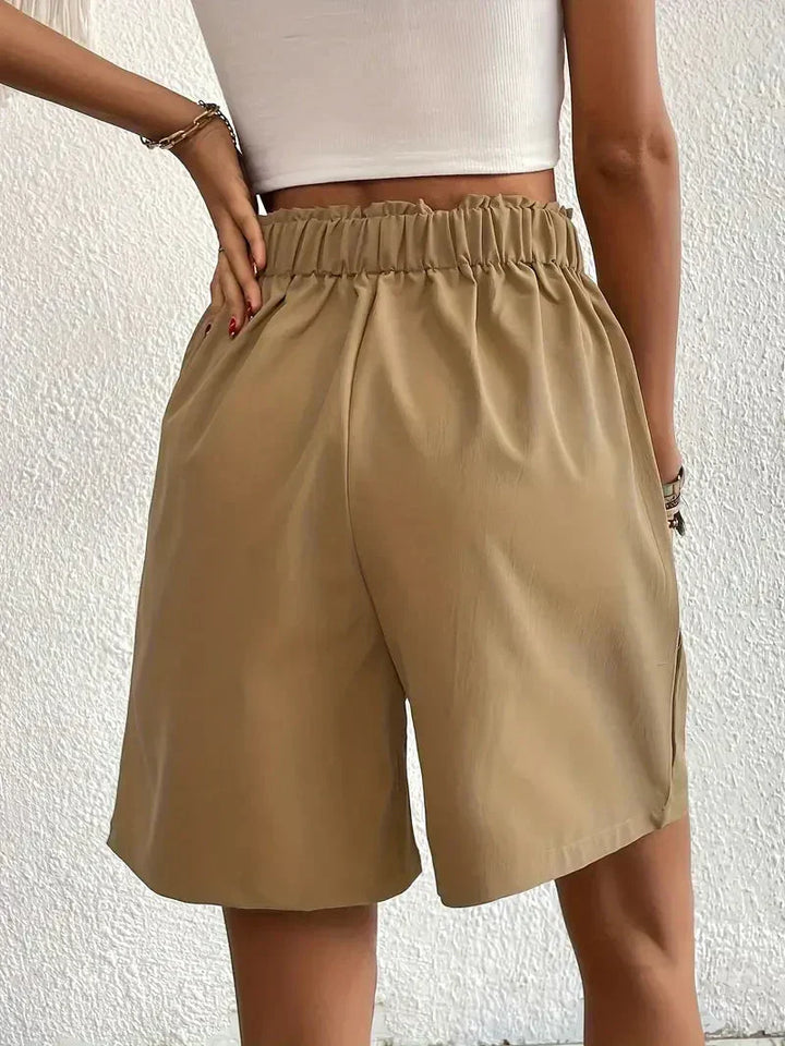 "Damen High Waist Shorts aus Leinen mit schrägen Taschen, elegante Passform, ideal für Sommerkleidung, hintere Ansicht"
