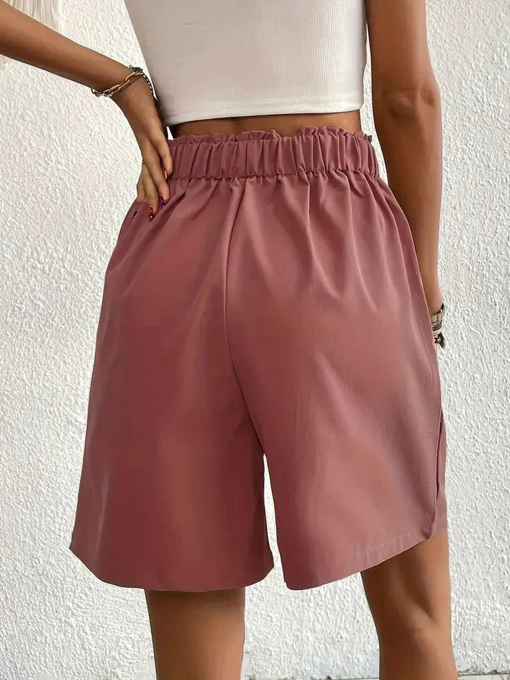 "Damen High Waist Shorts aus Leinen mit schrägen Taschen, elegante Passform, ideal für Sommerkleidung, hintere Ansicht"