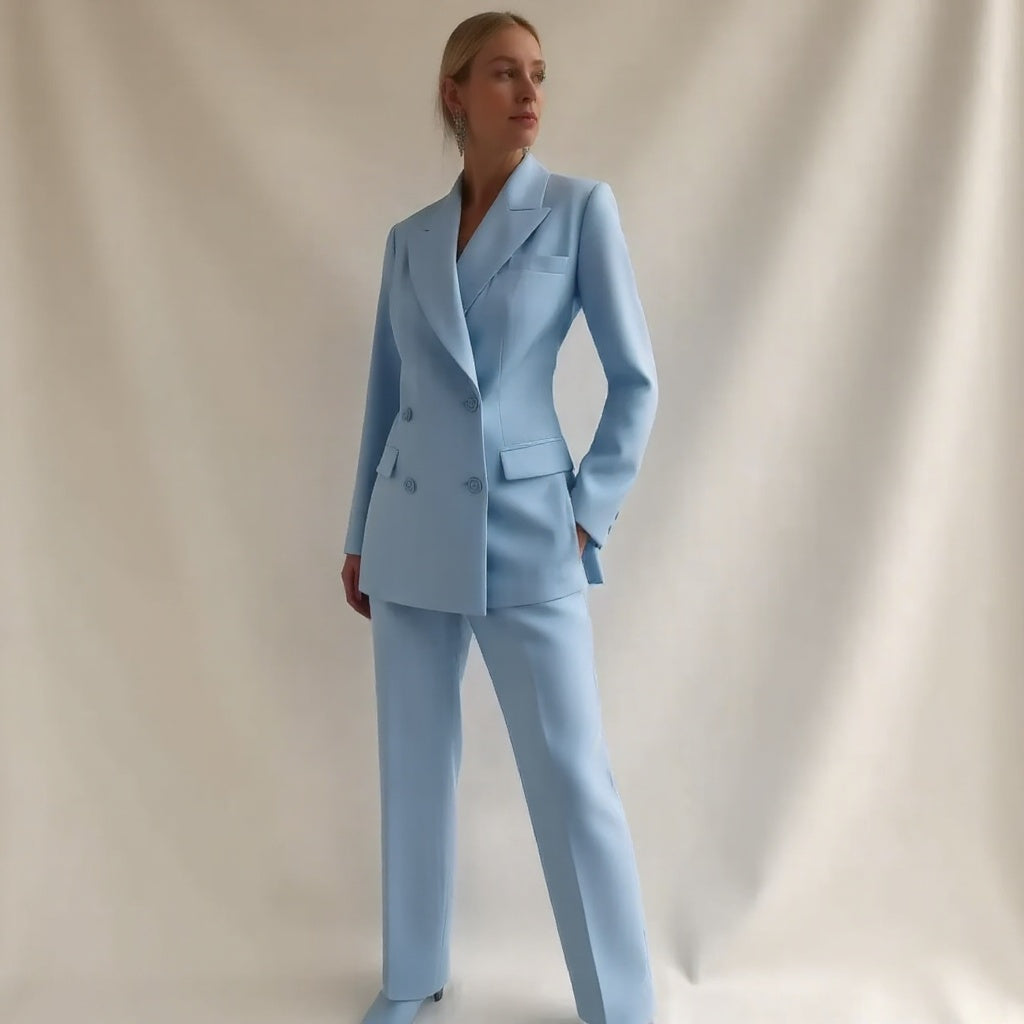 "Damen Hosenanzug mit Doppelreiher, elegant geschnitten, zeitloses Design in klassischen Farben für Büro und Anlässe."