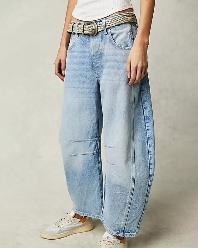 "Damen Jeans Mid Rise, lässiger Stil, distressed Finish, schräger Saum, blau, 4-Pocket-Design, bequem und elegant."