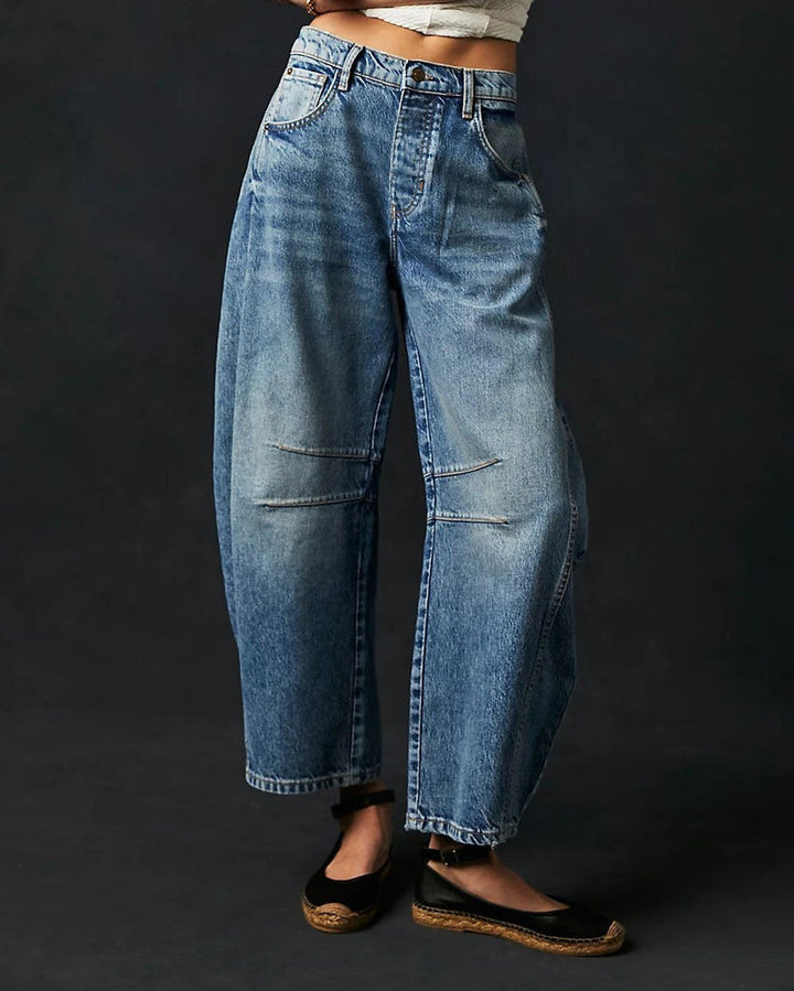 "Damen Jeans Mid Rise, lässiger Stil, distressed Finish, schräger Saum, blau, 4-Pocket-Design, bequem und elegant."