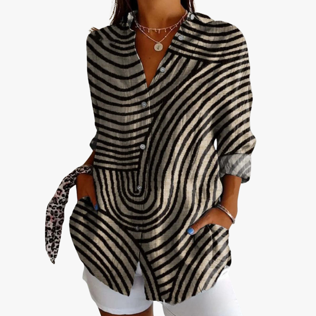 "Damen Leinenbluse mit filigraner Handstickerei, zeitlos elegant, hochwertig, atmungsaktiv, ideal für Stilbewusste"