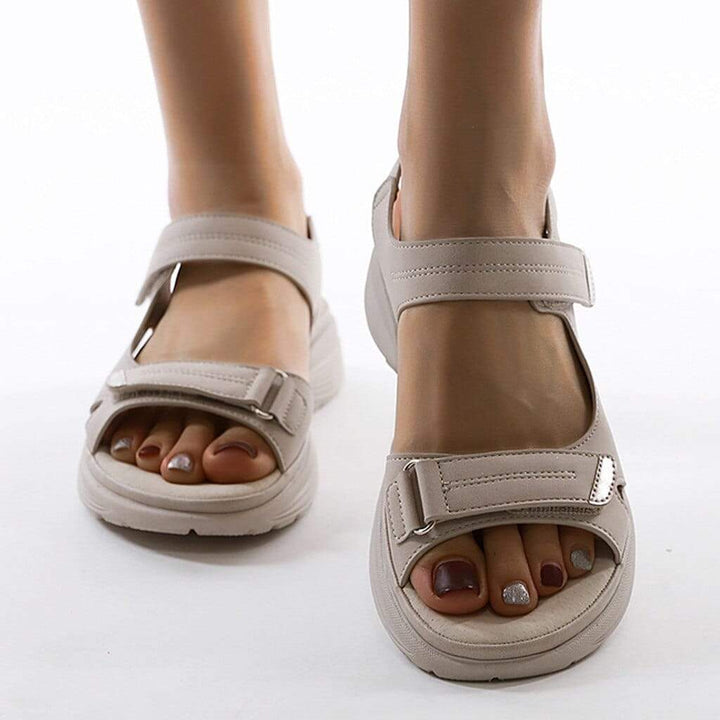 "Damen orthopädische Sandalen, beige, mit verstellbaren Riemen und Plateau-Design für Komfort und Stil."