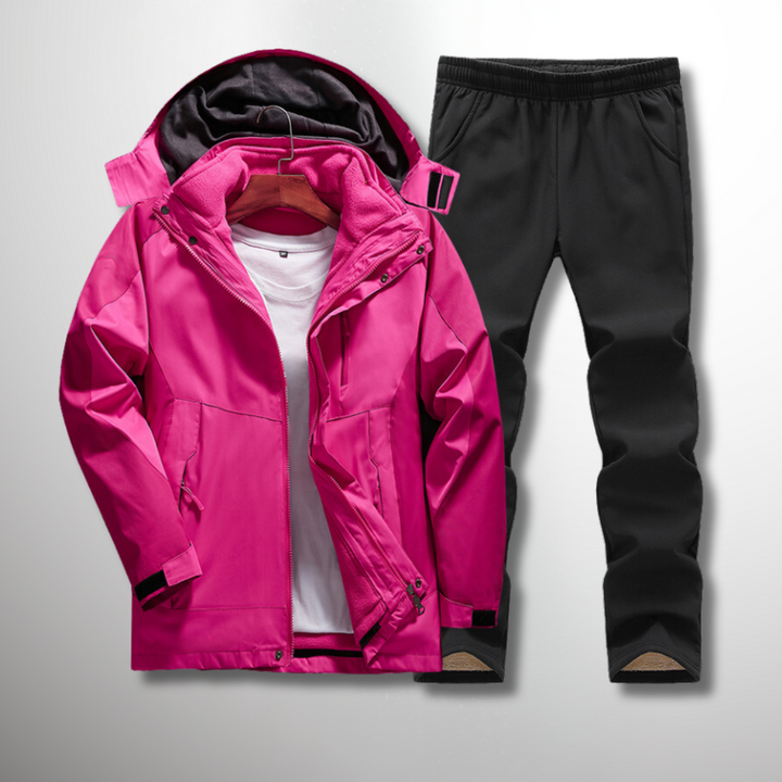 "Damen Outdoor Softshell Set mit Fleecejacke, wetterfest, in Berglandschaft; ideal für Wanderungen bei Wind & Regen."