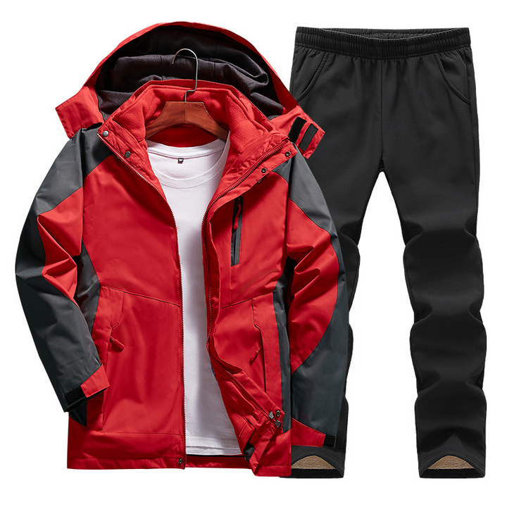 "Damen Outdoor Softshell Set mit Fleecejacke, wetterfest, in Berglandschaft; ideal für Wanderungen bei Wind & Regen."