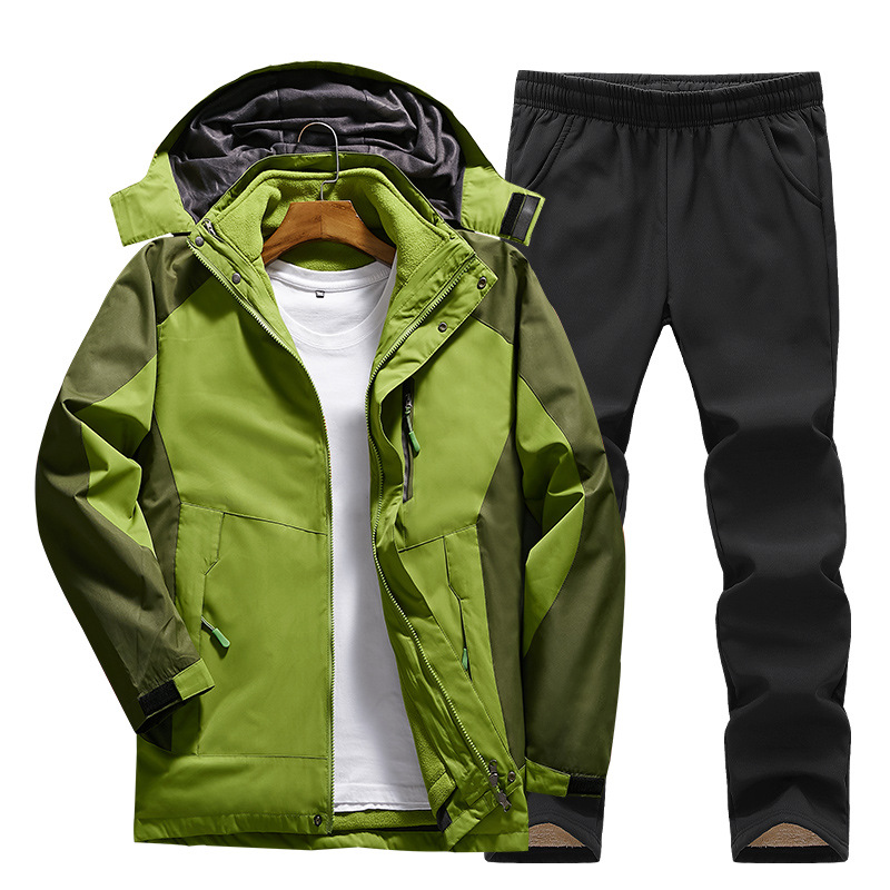 "Damen Outdoor Softshell Set mit Fleecejacke, wetterfest, in Berglandschaft; ideal für Wanderungen bei Wind & Regen."