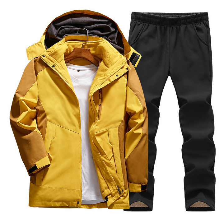 "Damen Outdoor Softshell Set mit Fleecejacke, wetterfest, in Berglandschaft; ideal für Wanderungen bei Wind & Regen."