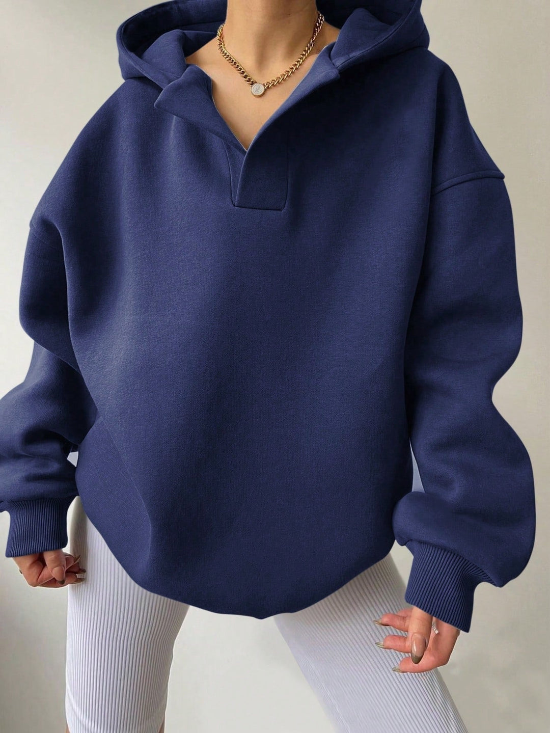 "Damen Oversized Hoodie mit modernem Kragen, lässiger Passform und weichem Baumwollmix, ideal für modische Looks."