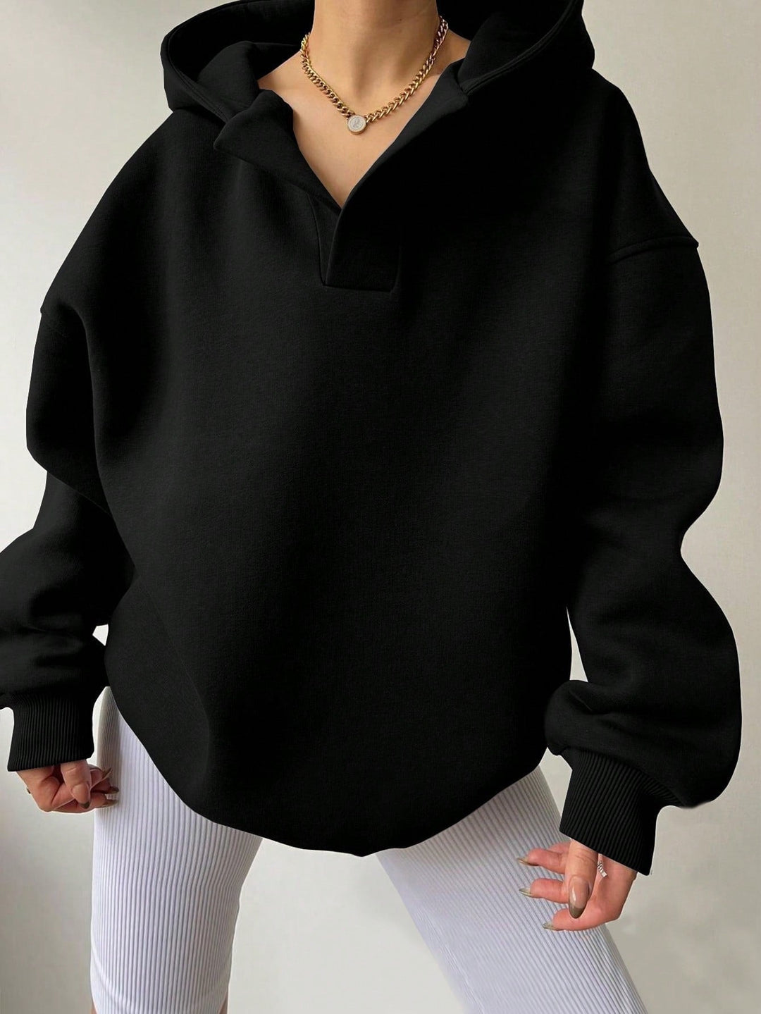 "Damen Oversized Hoodie mit modernem Kragen, lässiger Passform und weichem Baumwollmix, ideal für modische Looks."
