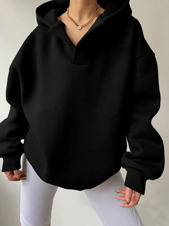 "Damen Oversized Hoodie mit modernem Kragen, lässiger Passform und weichem Baumwollmix, ideal für modische Looks."