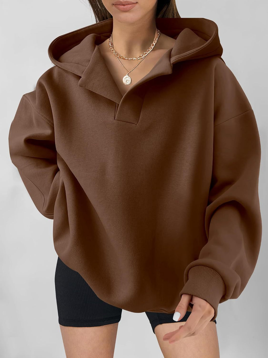 "Damen Oversized Hoodie mit modernem Kragen, lässiger Passform und weichem Baumwollmix, ideal für modische Looks."