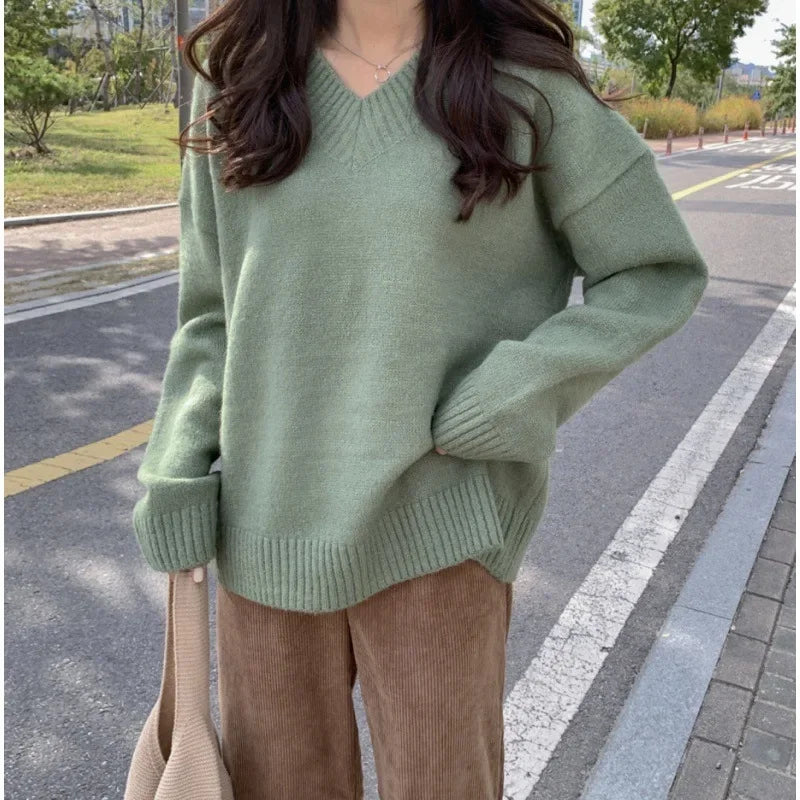 "Damen Oversized Pullover mit V-Ausschnitt in Beige, elegantes Design, kombiniert mit Jeans oder Röcken für vielseitigen Stil